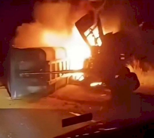 MS-386: cinco pessoas morrem carbonizadas após carreta bitrem tombar sobre Chevrolet Spin