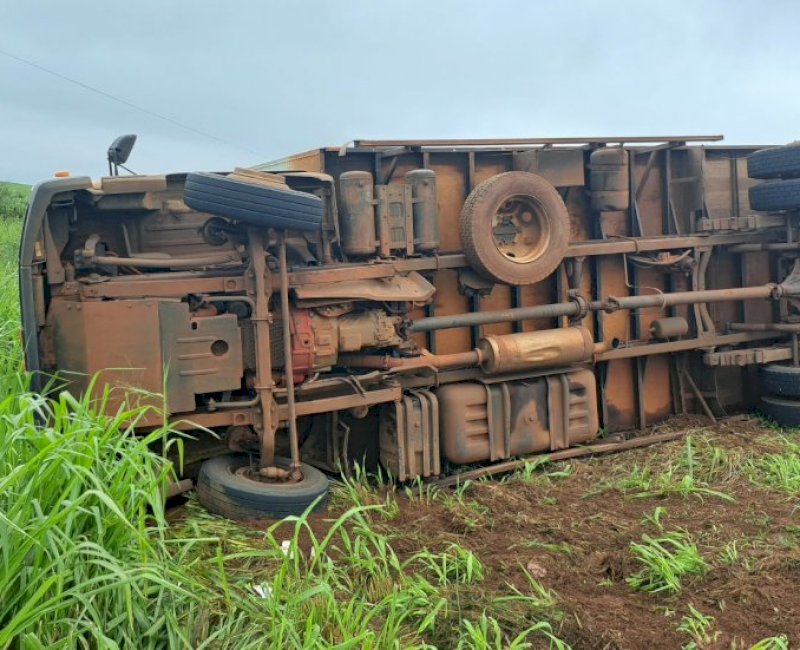 Ivinhema: caminhão desvia de buraco, é atingido por carreta e tomba na BR-376