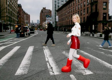 Look da Semana: com botas grandes vermelhas, a moda entra na sua era “boba”