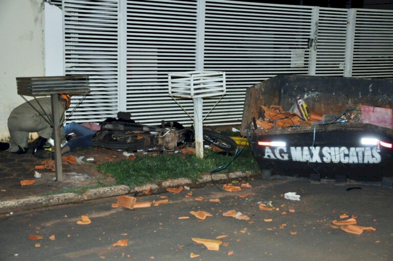 Acidente deixa dois jovens mortos de dois gravemente feridos.