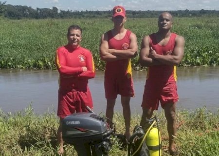 Novo Horizonte do Sul - CB resgata motor de poupa no Rio Guiray