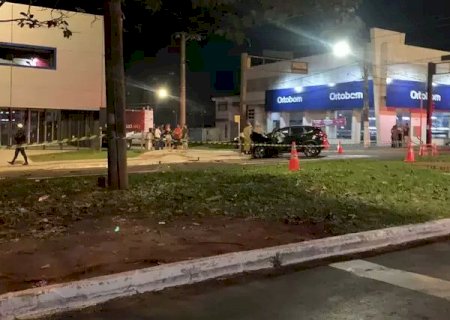 Colisão entre carros mata mulher.