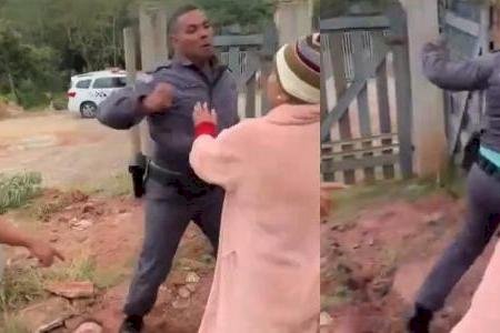 PM dá soco em idosa que tentava impedir agressão a homem imobilizado.