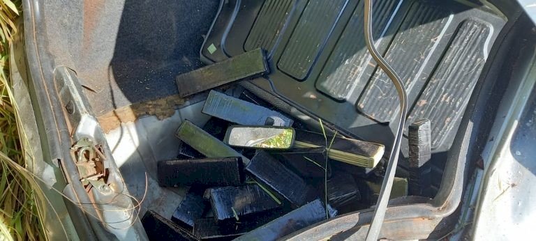 Indivíduo tenta fugir da Polícia Civil e capota veículo carregado de maconha
