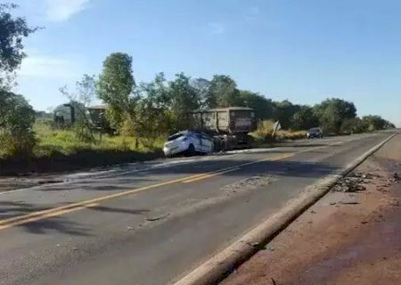 Motorista invade pista contrária, bate de frente em carreta e morre.