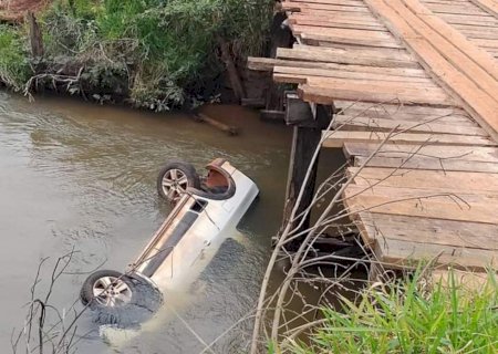 Policial penal do Paraná morre ao cair com veículo em córrego de MS
