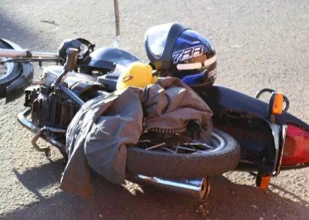 Adolescente de 17 anos morre ao bater moto em placa.