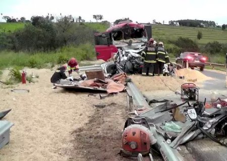 Acidente envolvendo duas carretas e uma camionete deixa dois mortos na BR-163.