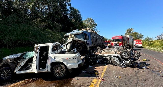Acidente entre carreta, caminhão e quatro carros deixa 4 mortos.