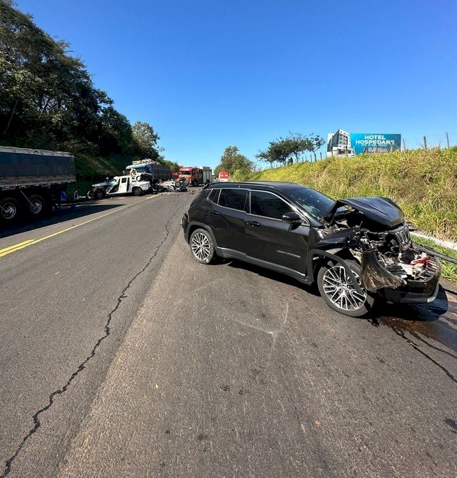 Acidente entre carreta, caminhão e quatro carros deixa 4 mortos.