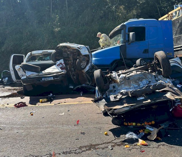 Acidente entre carreta, caminhão e quatro carros deixa 4 mortos.