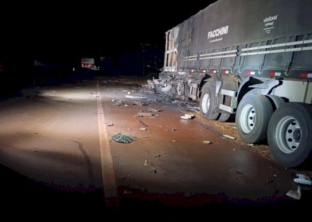 Carreta bate na traseira de carreta estacionada na beira de rodovia e 2 pessoas morrem.