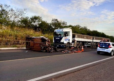 Colisão entre caminhonete e caminhão deixa um morto na BR-262.