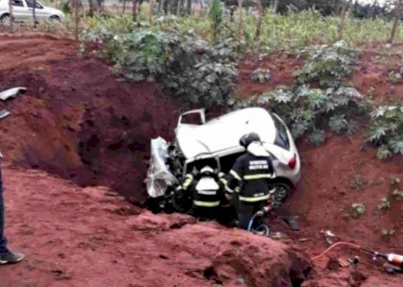 Motorista perde controle e morre ao cair em ribanceira em rodovia de MS