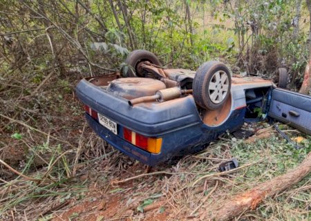 Casal de idosos fica ferido após carro capotar na BR-376, entre Vicentina e Fátima do Sul