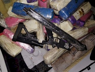 Pai e filha são presos pelo SIG com fuzil e maconha
