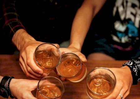 Bebidas alcoólicas impulsionam e-commerce no Brasil e destilarias tradicionais aderem ao mercado virtual.