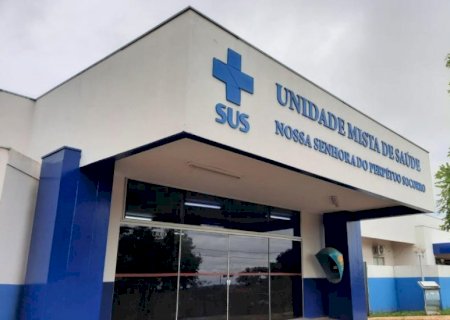 Mulher é atacada por vizinho, esfaqueada e salva pelo marido.