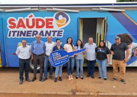 Suzano entrega ônibus equipado para levar atendimento médico a comunidades afastadas em cidade no MS.