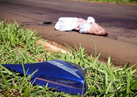 Motociclista morre após bater em carreta parada .
