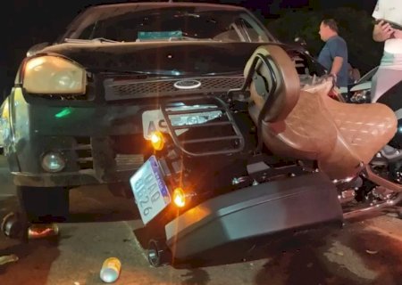 Motorista embriagado colide com motocicleta, deixando casal ferido .