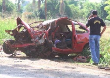 Homem morre e cinco pessoas ficam feridas após carro sair da pista e bater em árvore