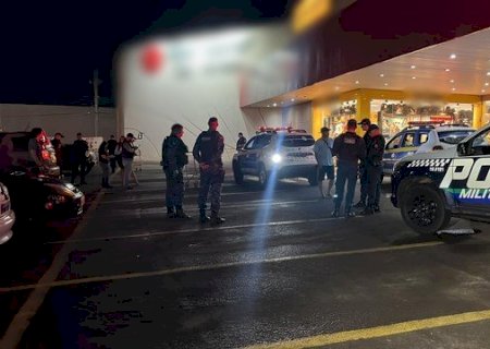 Homem é morto a tiros dentro de hipermercado na capital.