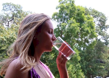 Não espere a sede apertar: beber água e alimentação leve ajudam a encarar o calorão em MS