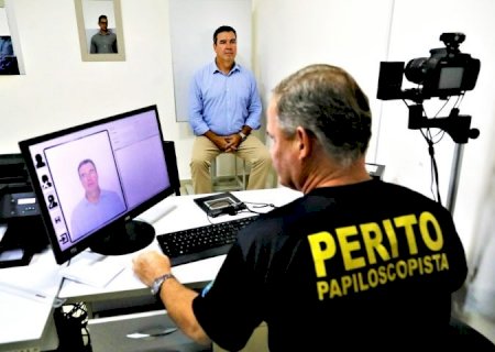 Governador faz novo RG e destaca que documento é gratuito à população