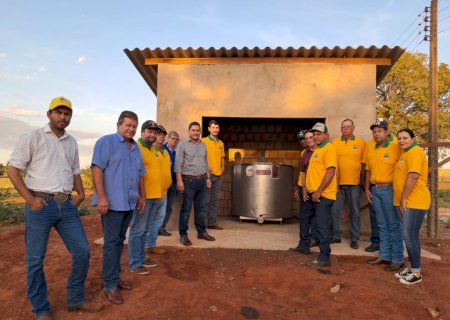 Prefeitura Municipal de Angélica realiza entrega de resfriador de leite para Associação