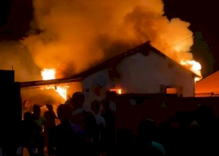 Deodápolis - Casa pega fogo e deixa uma vítima fatal