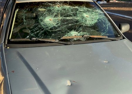 Homem invade casa da ex, ameaça atual namorado e destrói carro da vítima