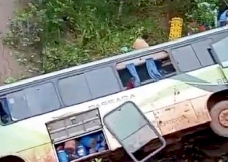 Ônibus cai de ponte e deixa ao menos 35 feridos na MS-436