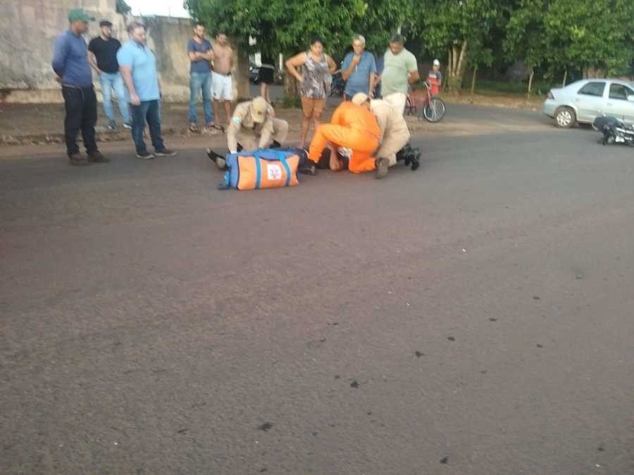 Motociclista é socorrido pelo Corpo de Bombeiros após colisão com carro em cruzamento de Nova Andradina