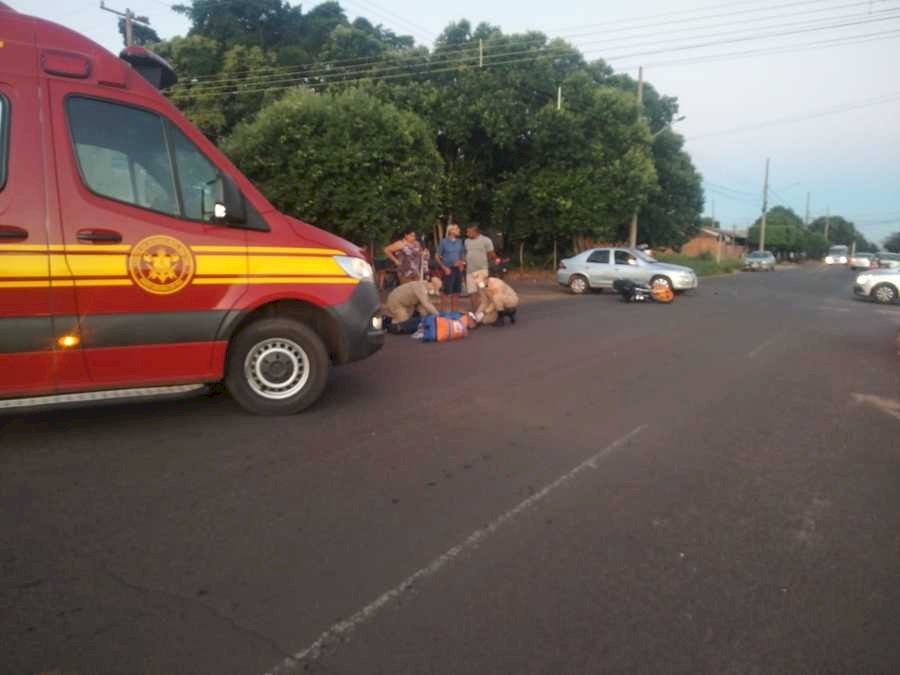 Motociclista é socorrido pelo Corpo de Bombeiros após colisão com carro em cruzamento de Nova Andradina