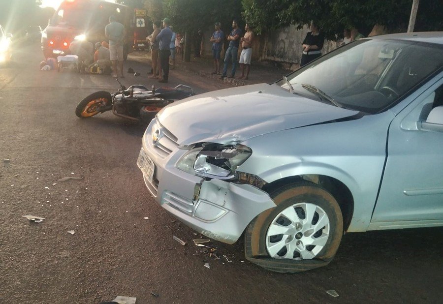 Motociclista é socorrido pelo Corpo de Bombeiros após colisão com carro em cruzamento de Nova Andradina