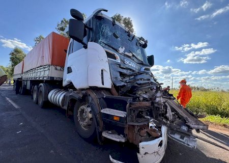 Nova Andradina - Motorista é socorrido após colisão entre carretas carregadas de soja na BR-376, saída para Ivinhema
