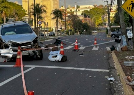 Jovem tomba caminhonete do pai após bater em postes e derrubar semáforo
