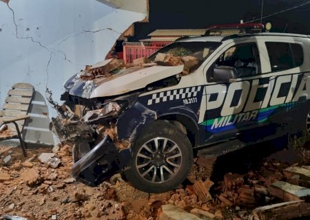 Nova Andradina - Viatura da Polícia Militar fica danificada ao bater em muro durante acompanhamento tático