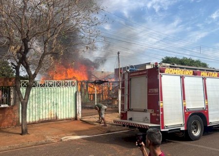 Nova Andradina - Residência é consumida pelo fogo no bairro Cristo Rei