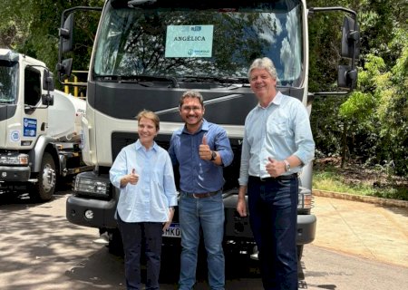 Angélica celebra importantes conquistas com a chegada de um ônibus e um novo caminhão-pipa 0 km