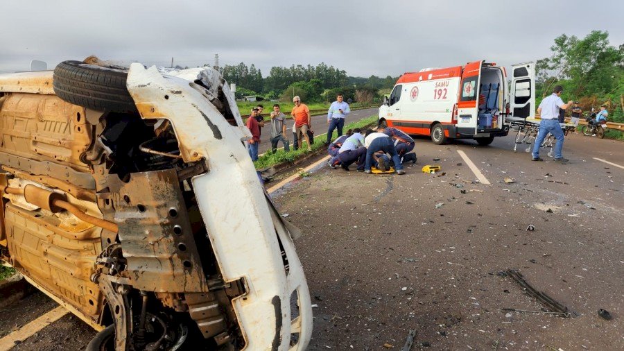 Motorista perde controle do carro, colide com outro e veículo pega fogo em Dourados