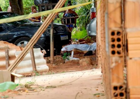 Filho mata pai com 6 tiros na cabeça na frente de seis crianças