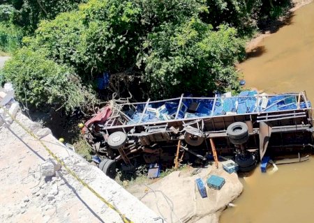 Caminhoneiro morre após caminhão despencar de ponte na BR-163