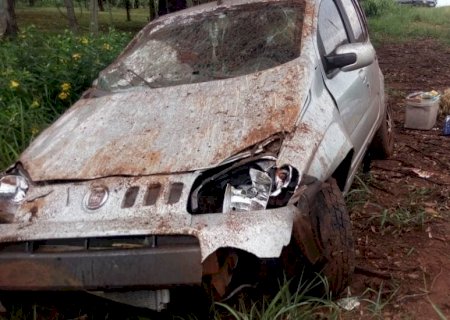Motorista perde controle da direção e capota veículo na MS - 276 em frente a fazenda Santa Ilidia