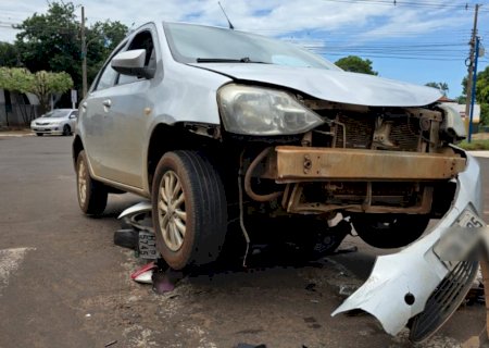Colisão entre carro e moto deixa motociclista ferido; moto fica presa embaixo do carro