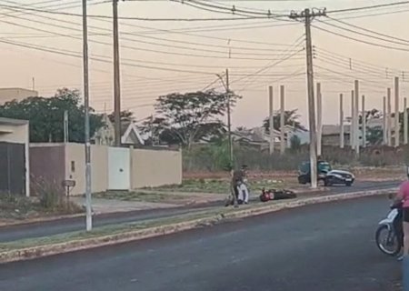 Ivinhema - Motociclista fica ferido após queda e é socorrido pelo Corpo de Bombeiros