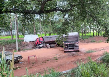 Colisão entre carreta e Fiat Strada deixou dois óbitos e 3 feridos na MS-240