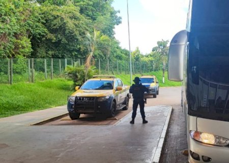 PMR apreende mercadorias de origem estrangeira e flagra transporte irregular de passageiros na MS -040