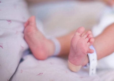 Bebê é internada com mais de dez costelas quebradas e pais são levados para delegacia
